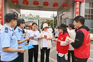 你力气挺大！约基奇倒地绊倒浓眉 哈姆一手一个将两人拉起